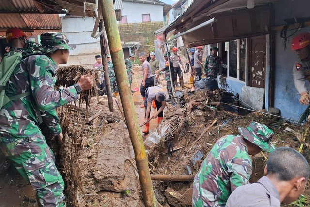 TNI dan Polri membersihkan sisa-sisa banjir bandang di Bogor, Senin (3/3/2025). Foto: Dok. Istimewa