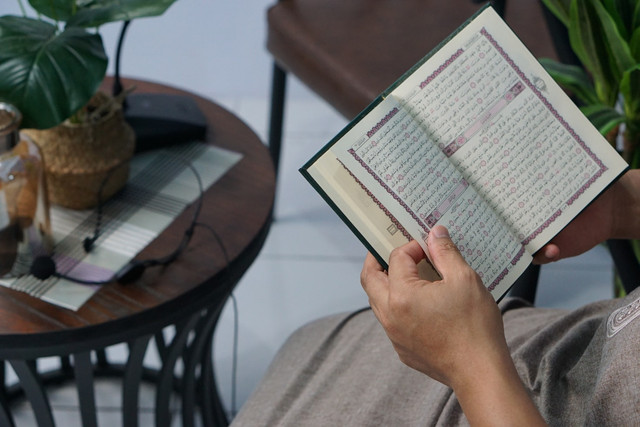 Alquran adalah kitab suci umat Islam yang menjadi pedoman hidup dalam segala aspek kehidupan. Foto: Unsplash.com