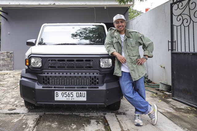 Rico Lubis saat berpose bersama Toyota Hilux Rangga. Foto: Darryl Ramadhan/kumparan