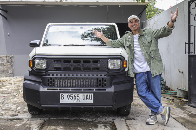 Rico Lubis saat berpose bersama Toyota Hilux Rangga. Foto: Darryl Ramadhan/kumparan