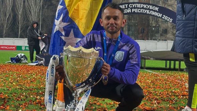 Asisten Pelatih FC Abdysh-Ata, Yusup Prasetiyo, mengangkat trofi Piala Super Kirgizstan 2025. Foto: Instagram @yusuprasetiyo