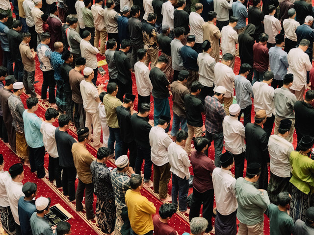 Niat sholat sunnah sebelum Jumatan. Foto hanya ilustrasi, bukan yang sebenarnya. Sumber: Pexels/Mohammed Alim 