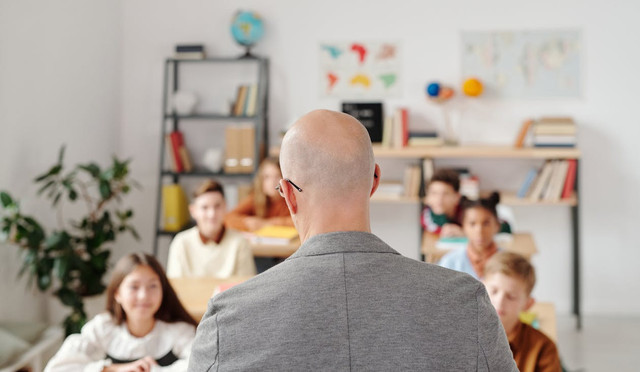 Pembelajaran Bahasa Indonesia mengajak siswa untuk memahami teks yang membahas berbagai macam fenomena, salah satunya adalah hadirnya supermarket tanpa kasir. Foto: Pexels.com