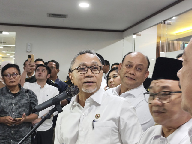 Menko Bidang Pangan Zulkifli Hasan (Zulhas) dalam konferensi pers di kantornya, Senin (3/3/2025). Foto: Widya Islamiati/kumparan