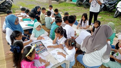 Asiknya mewarnai dan membuat buah melon tiruan bersama mahasiswa KKN. Foto: KKN MIT-19 Posko 6