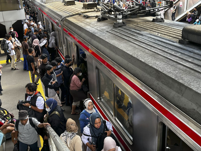 Suasana Stasiun Tanah Abang saat jam pulang kerja di bulan Ramadan, Senin (3/3/2025). Foto: Rayyan Farhansyah/kumparan