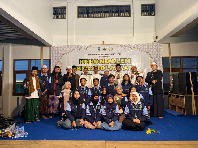 Mahasiswa KKN UIN Walisongo Posko 6 bersama Habib dan perangkat Desa Kebondalem dalam acara Kebondalem Bershalawat. Foto: KKN MIT-19 Posko 6