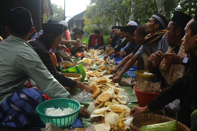 Acara kenduri warga Dusun Jenganti bersama KKN UIN Walisongo Posko 6 berlangsung khidmat. Foto: KKN MIT-19 Posko 6