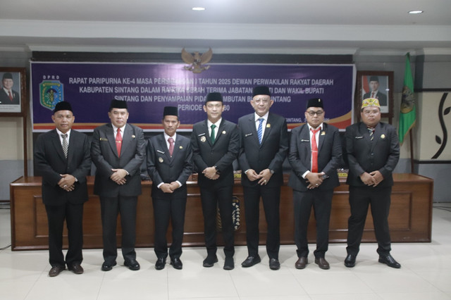 Foto bersama usai rapat paripurna serah terima jabatan (sertijab) Bupati dan Wakil Bupati Sintang sekaligus penyampaian pidato Bupati Sintang periode 2025-2030. Foto: Diskominfo Sintang