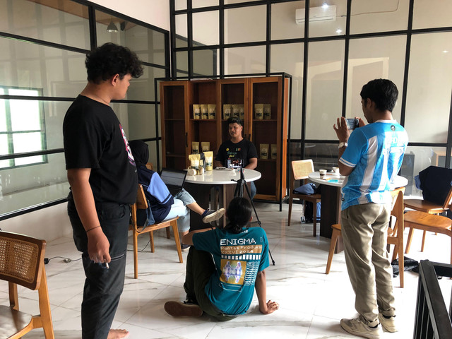 Wawancara dengan salah satu pemilik UMKM kopi Desa Kebondalem oleh mahasiswa KKN UIN Walisongo. Foto: KKN MIT-19 Posko 6