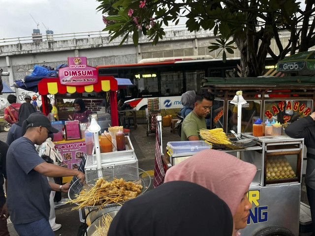 Macam-macam kuliner menjelang buka di sekitar Stasiun Tanah Abang, Senin (3/3/2025). Foto: Rayyan Farhansyah/kumparan