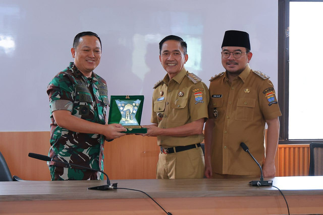 Ratu Dewa dan Prima Salam dalam acara silaturahmi di Kodim bersama Dandim 0418 Kota Palembang, Letkol Kav Ferdiansyah/ist. 