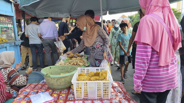 Suasana bazar takjil di Jalan Karang Menjangan, Surabaya, Senin (3/3/2025). Foto: Farusma Okta Verdian/kumparan