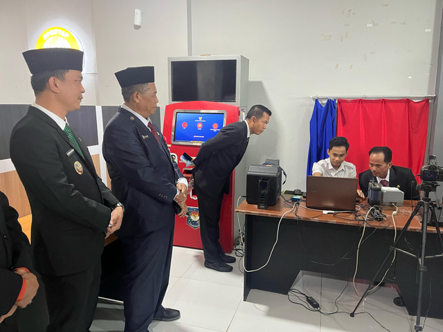 Bupati Sintang, Gregorius Herkulanus Bala merekam e-KTP untuk mengganti foto di gerai Disdukcapil Sintang MPP Bumi Senentang. Foto: Yusrizal Bota/H! Pontianak