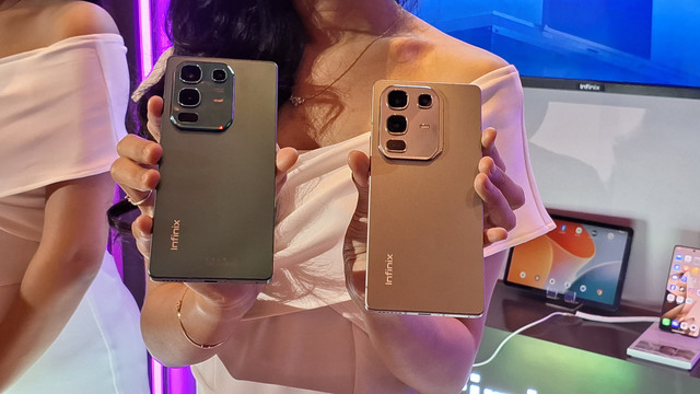 Infinix Note 50 (kiri) dan Infinix Note 50 Pro (kanan) Foto: Habib Allbi Ferdian/kumparan