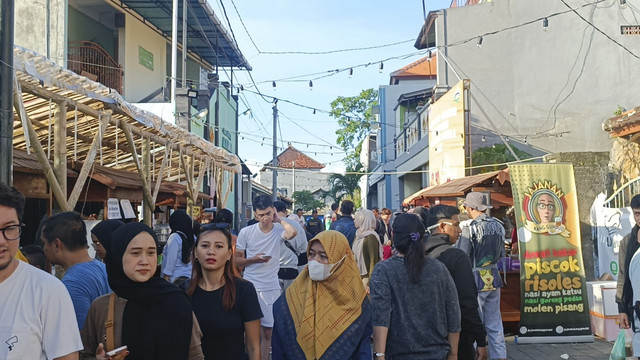 Suasana berburu atau war takjil di Kampung Sunda Bali, Senin (3/3/2025). Foto: Denita BR Matondang/kumparan