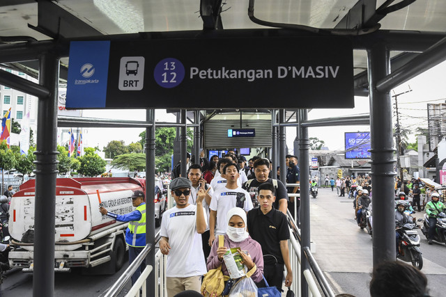 Grup musik D'Masiv berjalan setibanya di Halte Petukangan D'Masiv, Jakarta, Senin (3/3/2025). Foto: Sulthony Hasanuddin/ANTARA FOTO 