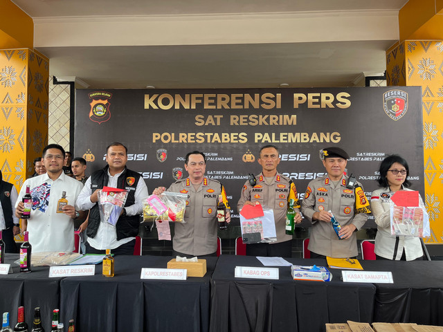 Kapolrestabes Palembang, Kombes Pol Harryo Sugihhartono bersama jajaran Polrestabes Palembang saat melakukan press rilis Operasi Pekat Musi 2025. Foto : Dok Polrestabes Palembang