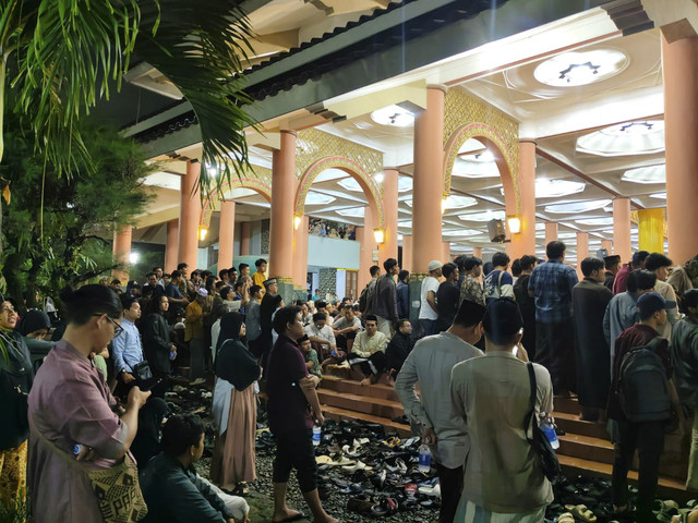 Suasana Masjid Kampus UGM saat Anies Baswedan isi ceramah, Senin (3/3/2025) malam. Foto: Arfiansyah Panji Purnandaru/kumparan