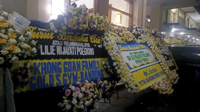 Suasana di rumah duka Nana Rohana, Kota Bandung, tempat jenazah Lilie Wijayati Poegiono (59), salah seorang pendaki yang meninggal di Cartenz Pyramid, disemayamkan. Foto: Robby Bouceu/kumparan