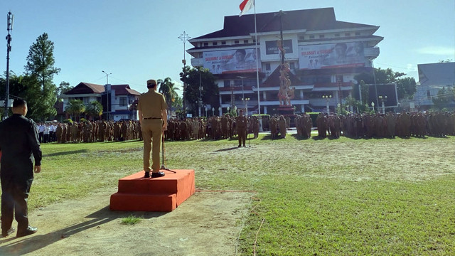 Wali Kota Manado, Andrei Angouw saat memimpin apel perdana ASN.