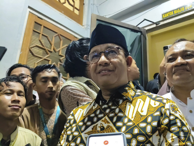 Anies Baswedan usai mengisi ceramah di Masjid Kampus (Maskam) UGM, Senin (3/3/2025). Foto: Arfiansyah Panji Purnandaru/kumparan