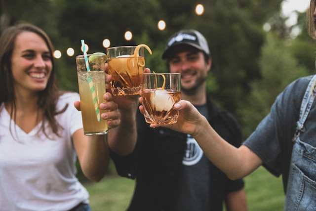 Hadits Larangan Minum Sambil Berdiri. Foto hanya ilustrasi. Sumber foto: Unsplash/Blake