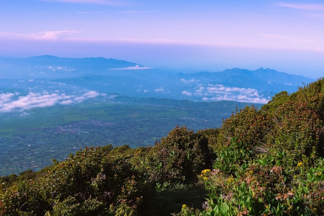 7 summit Indonesia. Foto: Gunung Kerinci. Sumber: Unsplash/Vinsent Alexandro