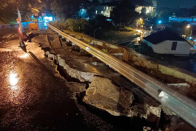 Jalan Batu Tulis dekat Stasiun Batu Tulis amblas, Selasa (4/3/2025). Foto: Dok. Istimewa