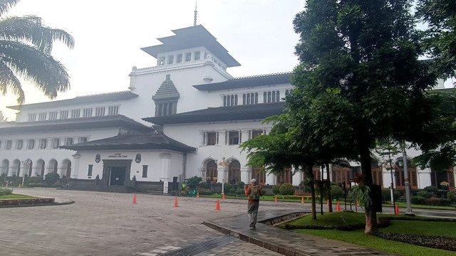 Suasana jam kerja ASN saat bulan Ramadhan di lingkungan Gedung Sate, Kota Bandung, Selasa (4/3/2025). Foto: Robby Bouceu/kumparan