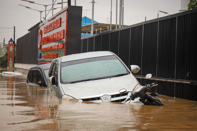 Kendaraan mobil dan motor terendam banjir di Jatiasih, Bekasi, Selasa (4/3/2025). Foto: Iqbal Firdaus/kumparan