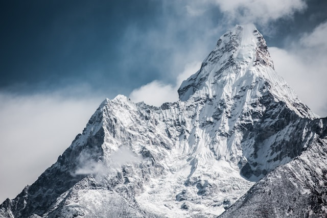 Seven Summit adalah. Foto: Everest. Sumber: Unsplash/Martin Jernberg