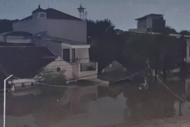 Banjir merendam perumahan Villa Nusa Indah 2, Gunung Putri, Bogor, Selasa (4/3/2025).  Foto: Dok. Zidan Nursetya