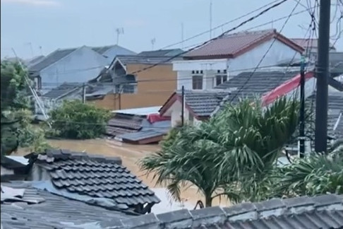 Banjir merendam perumahan Villa Nusa Indah 2, Gunung Putri, Bogor, Selasa (4/3/2025). Foto: Dok. Dara