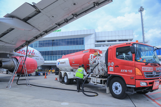 Pertamina akan menurunkan harga avtur di 37 bandar udara menjelang mudik Lebaran 2025. Foto: Dok. Pertamina