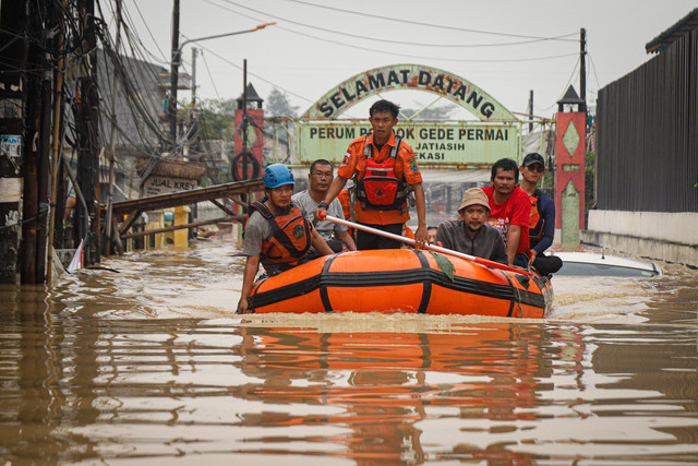 Petugas gabungan mengevakuasi warga yang terdampak banjir di Pondok Gede Permai di Jatiasih, Bekasi, Selasa (4/3/2025). Foto: Iqbal Firdaus/kumparan