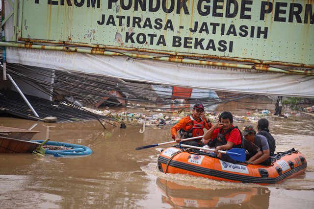 Petugas gabungan mengevakuasi warga yang terdampak banjir di Pondok Gede Permai di Jatiasih, Bekasi, Selasa (4/3/2025). Foto: Iqbal Firdaus/kumparan