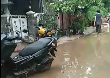 Banjir di Perumahan Villa Nusa 5 muliau surut, Selasa (4/3/2025) dok Damkar Gunung Putri