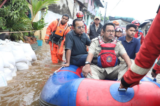 Wakil Gubernur DKI Jakarta Rano Karno meninjau lokasi dan warga terdampak banjir di Lebak Bulus, Jakarta, Selasa (4/3/2025). Foto: Pemprov DKI Jakarta