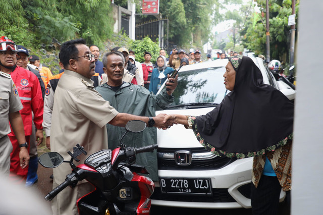 Wakil Gubernur DKI Jakarta Rano Karno meninjau lokasi dan warga terdampak banjir di  Lebak Bulus, Jakarta, Selasa (4/3/2025). Foto: Pemprov DKI Jakarta