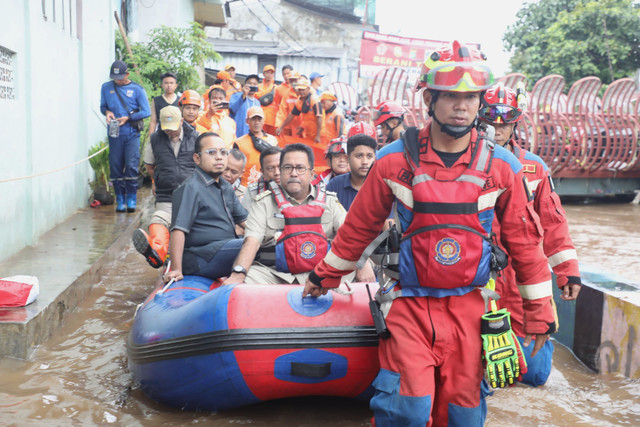 Wakil Gubernur DKI Jakarta Rano Karno meninjau lokasi dan warga terdampak banjir di  Lebak Bulus, Jakarta, Selasa (4/3/2025). Foto: Pemprov DKI Jakarta