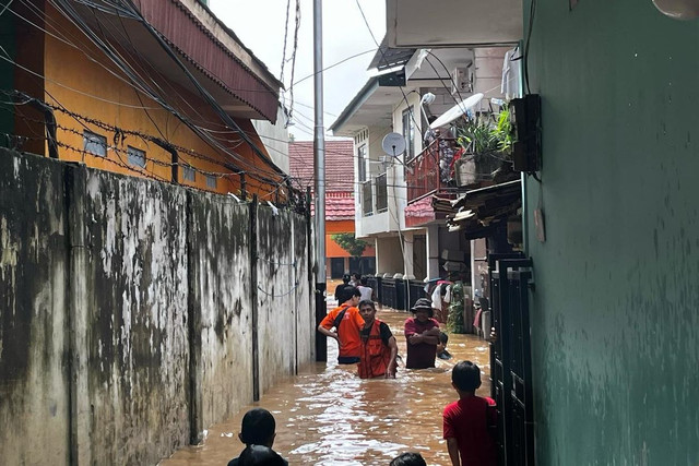 Kondisi banjir di Pejaten Timur, Pasar Minggu, Jakarta Selatan, Selasa (4/3/2025). Foto: Rayyan Farhansyah/kumparan