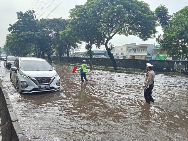 Banjir di Jalan Raya Daan Mogot depan Jembatan Gantung arah Cengkareng, Selasa (4/3/2025). Foto: TMC Polda Metro Jaya