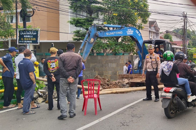 Jembatan di Jalan Haji Muhi yang amblas akibat banjir. Foto: X/@TMCPoldaMetro