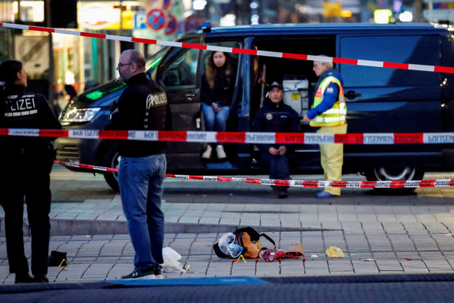 Petugas melakukan olah tempat kejadian perkara (TKP) kejadian sebuah mobil menabrak kerumunan, di Mannheim, Jerman, Senin (3/3/2025). Foto: Heiko Becker/REUTERS