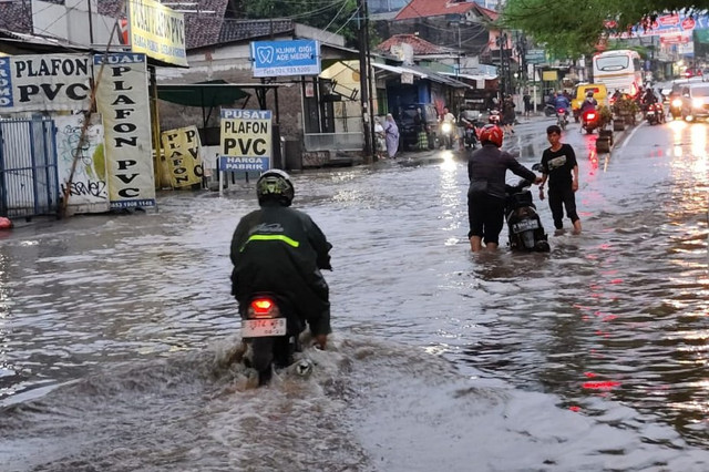 Banjir rendam akses jalan warga di Kecamatan Ciledug, Tangerang, Selasa (4/3/2025). Foto: Dok. Istimewa