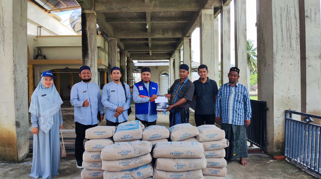 Distribusi bantuan untuk Pembangunan Masjid Nurussalam di Desa Piyeung Montasik, Aceh Besar. (Sumber : DT Peduli)