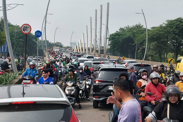 Sejumlah kendaraan terjebak kemacetan di Jalan Boulevard Ahmad Yani, Bekasi, imbas banjir, Selasa (4/3/2025). Foto: Dok. Istimewa