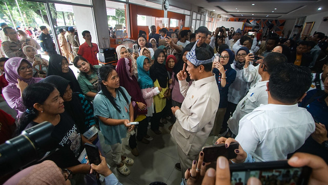 Mentan RI, Andi Amran Sulaiman yang menyempatkan diri menemui warga yang antre untuk mendapatkan sembako pada operasi pasar pangan murah yang berlangsung di Kantor Pos Merdeka Palembang, Selasa (4/3) Foto: ary/urban id