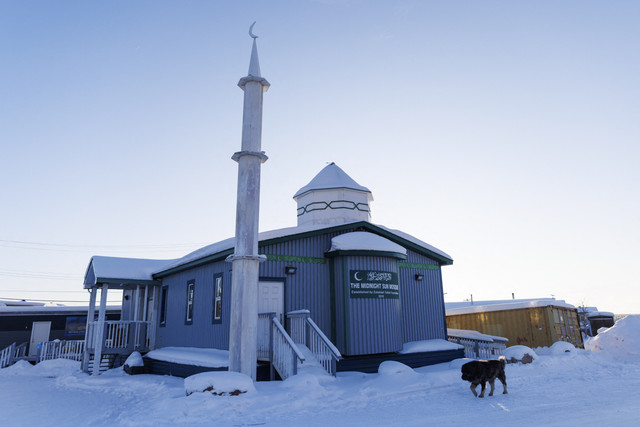 Matahari menggantung rendah di langit di atas Masjid Midnight Sun, saat para jemaah muslim bersiap untuk berbuka puasa, selama Ramadan, 2 Maret 2025 di Inuvik, Kanada. Foto: Cole Burston/AFP